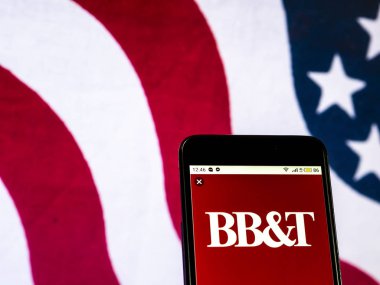 Kiev, Ukrayna - 20 Aralık 2018: Bb ve T banka holding şirket logosu akıllı telefon görüntülenen gördüm