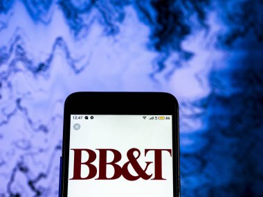 Kiev, Ukrayna - 20 Aralık 2018: Bb ve T banka holding şirket logosu akıllı telefon görüntülenen gördüm