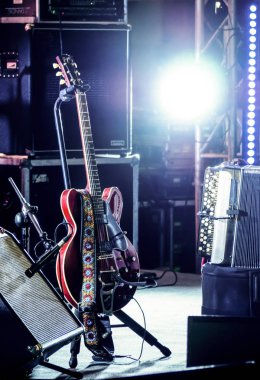 Sahne Alanı'ndaki konser öncesi elektro gitar