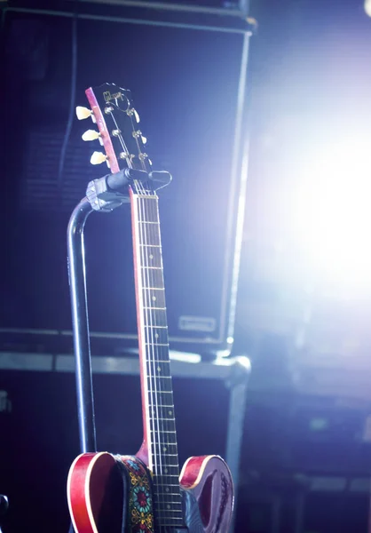 Gitara Elektryczna Scenie Przed Koncertem — Zdjęcie stockowe
