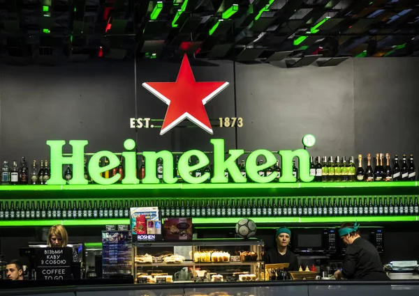 Kiev Ukrayna Aralık 2018 Işık Reklam Heineken Bira Uluslararası Havaalanında — Stok fotoğraf