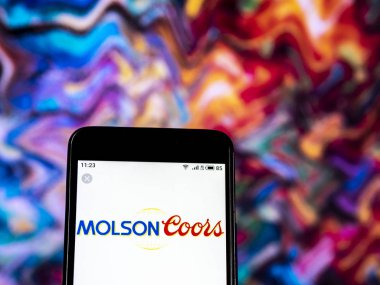 Molson Coors bira şirket logosu akıllı telefon görüntülenen gördüm