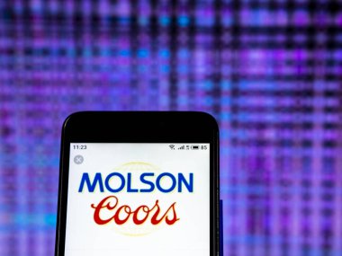 Molson Coors bira şirket logosu akıllı telefon görüntülenen gördüm