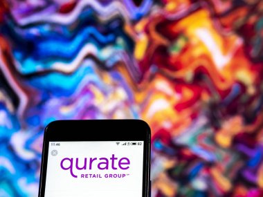 Qurate perakende grup şirket logosu akıllı telefon görüntülenen gördüm