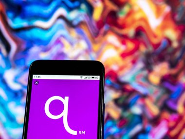 Qurate perakende grup şirket logosu akıllı telefon görüntülenen gördüm