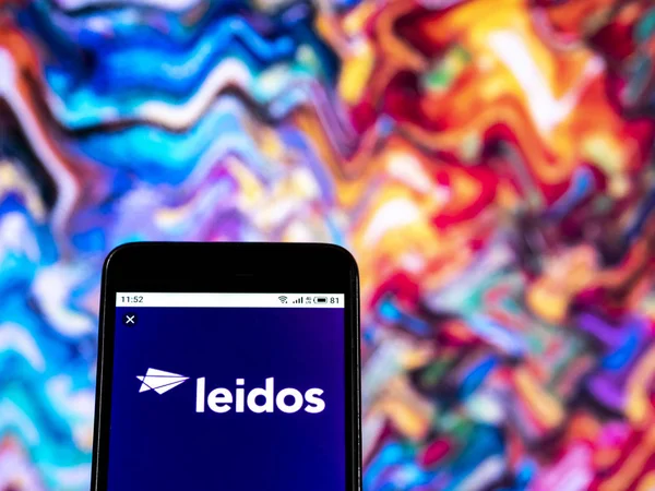 智能手机上显示的 Leidos 科研公司标识 — 图库照片
