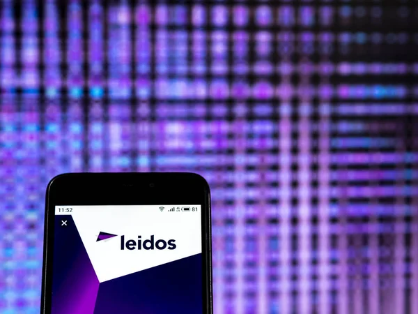 智能手机上显示的 Leidos 科研公司标识 — 图库照片