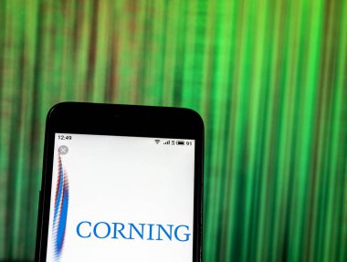 Kiev, Ukrayna - 26 Aralık 2018: Corning A.ş. optik ürünler şirket logosu akıllı telefon görüntülenen gördüm