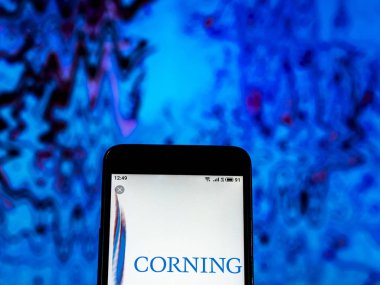 Kiev, Ukrayna - 26 Aralık 2018: Corning A.ş. optik ürünler şirket logosu akıllı telefon görüntülenen gördüm