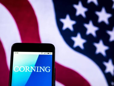 Kiev, Ukrayna - 26 Aralık 2018: Corning A.ş. optik ürünler şirket logosu akıllı telefon görüntülenen gördüm