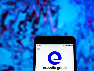 Kiev, Ukrayna - 26 Aralık 2018: Expedia grup küresel seyahat teknoloji şirket logosu akıllı telefon görüntülenen gördüm