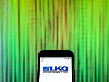 Kiev, Ukrayna - 26 Aralık 2018: Lkq şirket logosu akıllı telefon görüntülenen gördüm