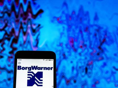 Kiev, Ukrayna - 26 Aralık 2018: Borgwarner Otomotiv Sanayi şirket logosu akıllı telefon görüntülenen gördüm