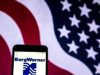 Kiev, Ukrayna - 26 Aralık 2018: Borgwarner Otomotiv Sanayi şirket logosu akıllı telefon görüntülenen gördüm