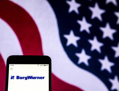 Kiev, Ukrayna - 26 Aralık 2018: Borgwarner Otomotiv Sanayi şirket logosu akıllı telefon görüntülenen gördüm