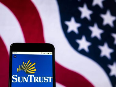 Kiev, Ukrayna - 26 Aralık 2018: Suntrust banka logo akıllı telefon görüntülenen gördüm