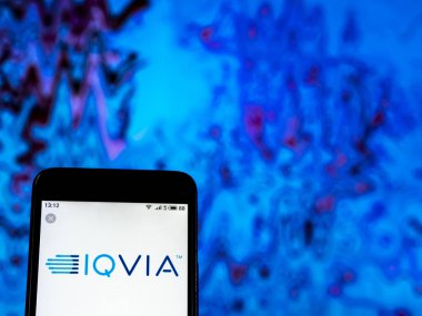 Kiev, Ukrayna - 26 Aralık 2018: Iqvia danışman şirket logosu akıllı telefon görüntülenen gördüm
