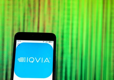 Kiev, Ukrayna - 26 Aralık 2018: Iqvia danışman şirket logosu akıllı telefon görüntülenen gördüm