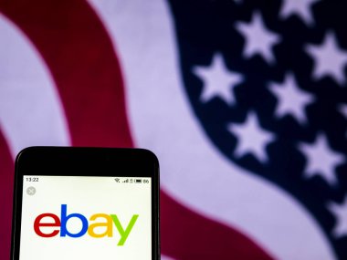 Kiev, Ukrayna - 26 Aralık 2018: ebay E-ticaret Şirket logosu akıllı telefon görüntülenen gördüm