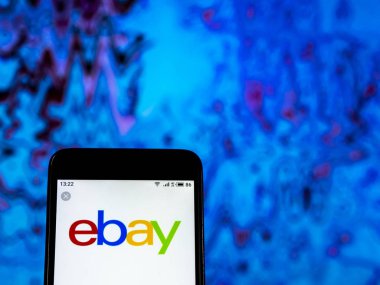 Kiev, Ukrayna - 26 Aralık 2018: ebay E-ticaret Şirket logosu akıllı telefon görüntülenen gördüm
