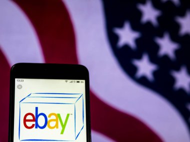 Kiev, Ukrayna - 26 Aralık 2018: ebay E-ticaret Şirket logosu akıllı telefon görüntülenen gördüm