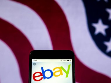 Kiev, Ukrayna - 26 Aralık 2018: ebay E-ticaret Şirket logosu akıllı telefon görüntülenen gördüm