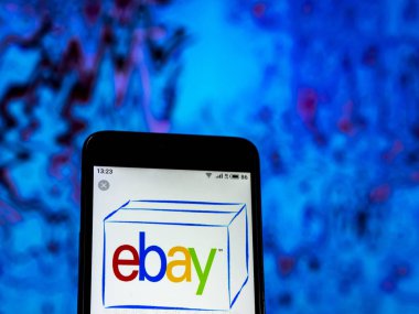 Kiev, Ukrayna - 26 Aralık 2018: ebay E-ticaret Şirket logosu akıllı telefon görüntülenen gördüm