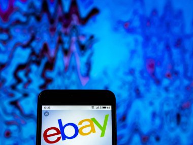 Kiev, Ukrayna - 26 Aralık 2018: ebay E-ticaret Şirket logosu akıllı telefon görüntülenen gördüm