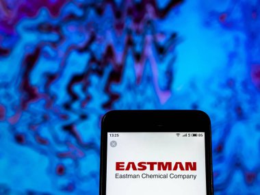 Kiev, Ukrayna - 26 Aralık 2018: Eastman Chemical Company logo akıllı telefon görüntülenen gördüm