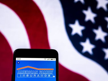 Kiev, Ukrayna - 26 Aralık 2018: Amerikan aile sigorta şirket logosu akıllı telefon görüntülenen gördüm