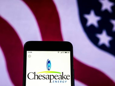 Kiev, Ukrayna - 26 Aralık 2018: Chesapeake Enerji şirket logosu akıllı telefon görüntülenen gördüm