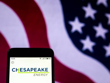 Kiev, Ukrayna - 26 Aralık 2018: Chesapeake Enerji şirket logosu akıllı telefon görüntülenen gördüm