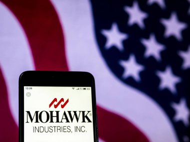 Kiev, Ukrayna - 26 Aralık 2018: Mohawk sanayi ticari şirket logosu akıllı telefon görüntülenen gördüm