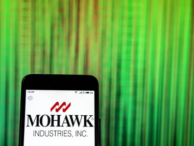Kiev, Ukrayna - 26 Aralık 2018: Mohawk sanayi ticari şirket logosu akıllı telefon görüntülenen gördüm