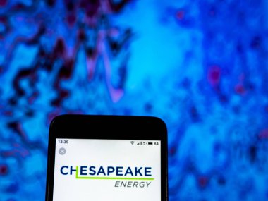 Kiev, Ukrayna - 26 Aralık 2018: Chesapeake Enerji şirket logosu akıllı telefon görüntülenen gördüm