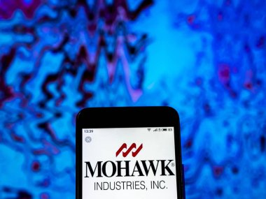 Kiev, Ukrayna - 26 Aralık 2018: Mohawk sanayi ticari şirket logosu akıllı telefon görüntülenen gördüm