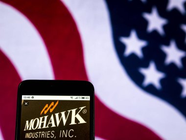 Kiev, Ukrayna - 26 Aralık 2018: Mohawk sanayi ticari şirket logosu akıllı telefon görüntülenen gördüm