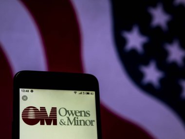 Kiev, Ukrayna - 26 Aralık 2018: Owens ve küçük sağlık şirket logosu akıllı telefon görüntülenen gördüm