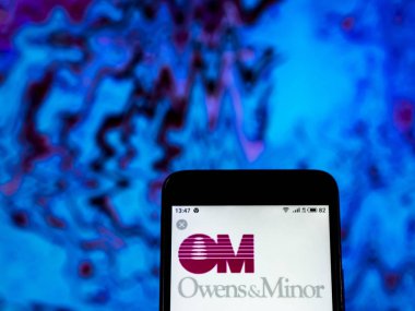 Kiev, Ukrayna - 26 Aralık 2018: Owens ve küçük sağlık şirket logosu akıllı telefon görüntülenen gördüm