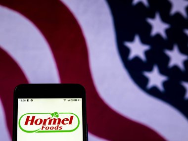 Kiev, Ukrayna - 26 Aralık 2018: Hormel gıda Şirket logosu akıllı telefon görüntülenen gördüm