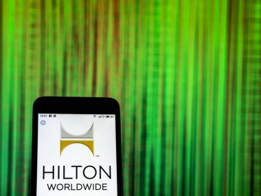 Kiev, Ukrayna - 26 Aralık 2018: Hilton dünya çapında konukseverlik şirket logosu akıllı telefon görüntülenen gördüm