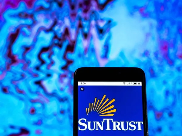 Kiev Ukraine Dezembro 2018 Logotipo Suntrust Banks Exibido Smartphone — Fotografia de Stock