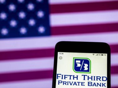 Kiev, Ukrayna - 29 Aralık 2018: Beşinci üçüncü banka bankacılık şirket logosu akıllı telefon görüntülenen gördüm