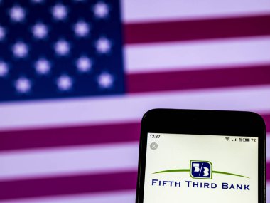 Kiev, Ukrayna - 29 Aralık 2018: Beşinci üçüncü banka bankacılık şirket logosu akıllı telefon görüntülenen gördüm