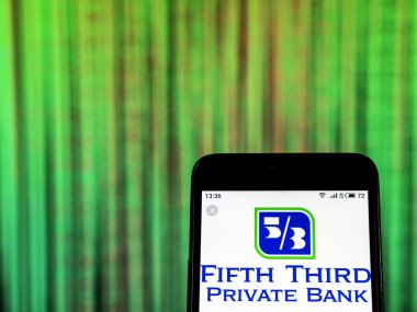 Kiev, Ukrayna - 29 Aralık 2018: Beşinci üçüncü banka bankacılık şirket logosu akıllı telefon görüntülenen gördüm