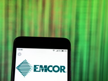 Kiev, Ukrayna - 29 Aralık 2018: Emcor inşaat şirket logosu akıllı telefon görüntülenen gördüm