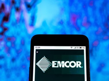 Kiev, Ukrayna - 29 Aralık 2018: Emcor inşaat şirket logosu akıllı telefon görüntülenen gördüm