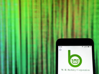Kiev, Ukrayna - 29 Aralık 2018: W. R. Berkley Corporation sigorta şirket logosu akıllı telefon görüntülenen gördüm