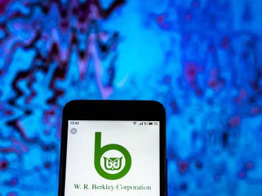 Kiev, Ukrayna - 29 Aralık 2018: W. R. Berkley Corporation sigorta şirket logosu akıllı telefon görüntülenen gördüm