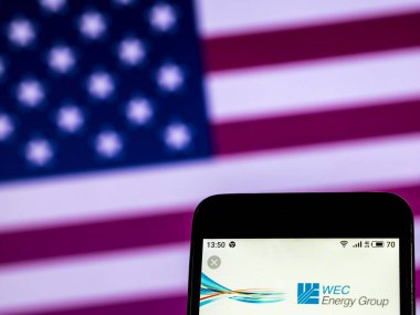 Kiev, Ukrayna - 29 Aralık 2018: Wec enerji grup elektrik hizmetleri şirket logosu akıllı telefon görüntülenen gördüm